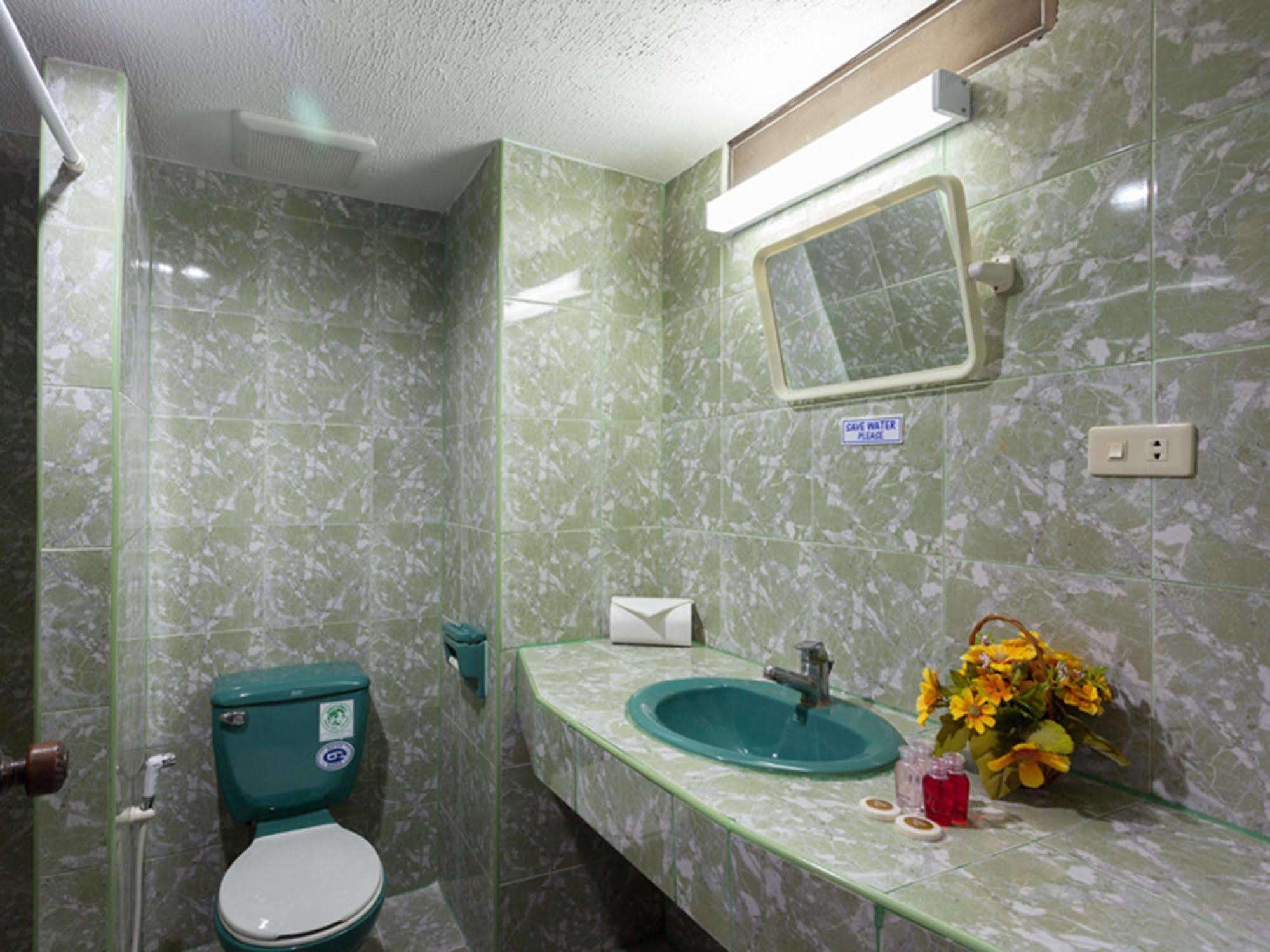 Simple Boutique Seabreeze Hotel Patong Exterior foto